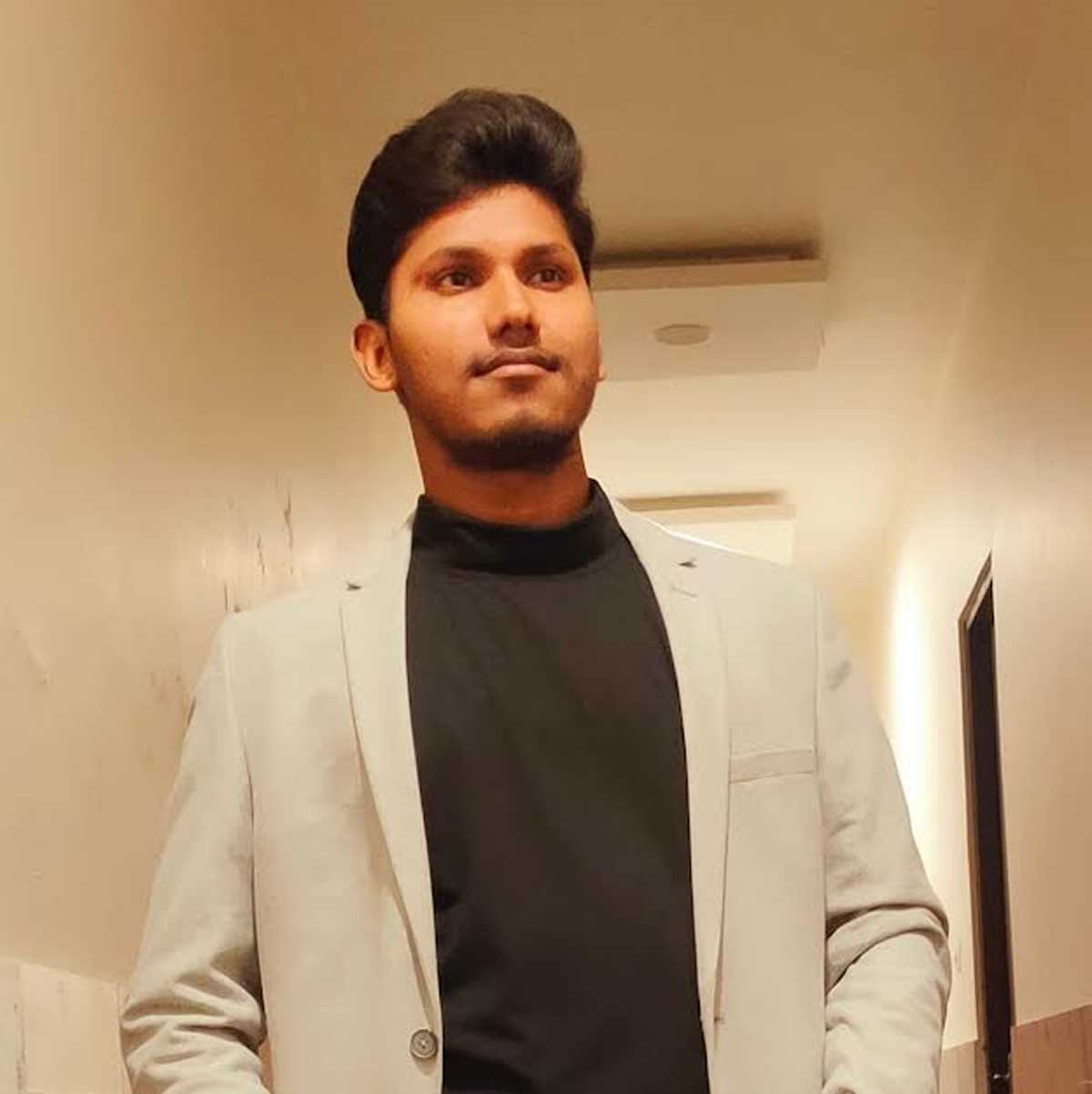 गौतमबुद्ध विवि का छात्र शिवम लिम्का बुक में दर्ज कराया नाम